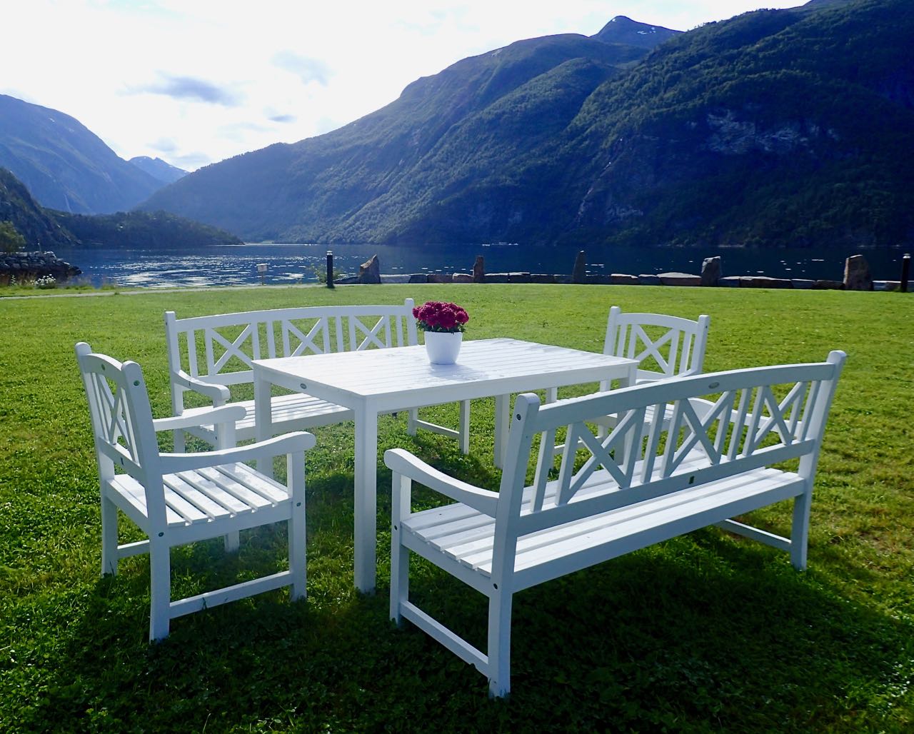 Valldal Fjordhotell breakfast outdoors review