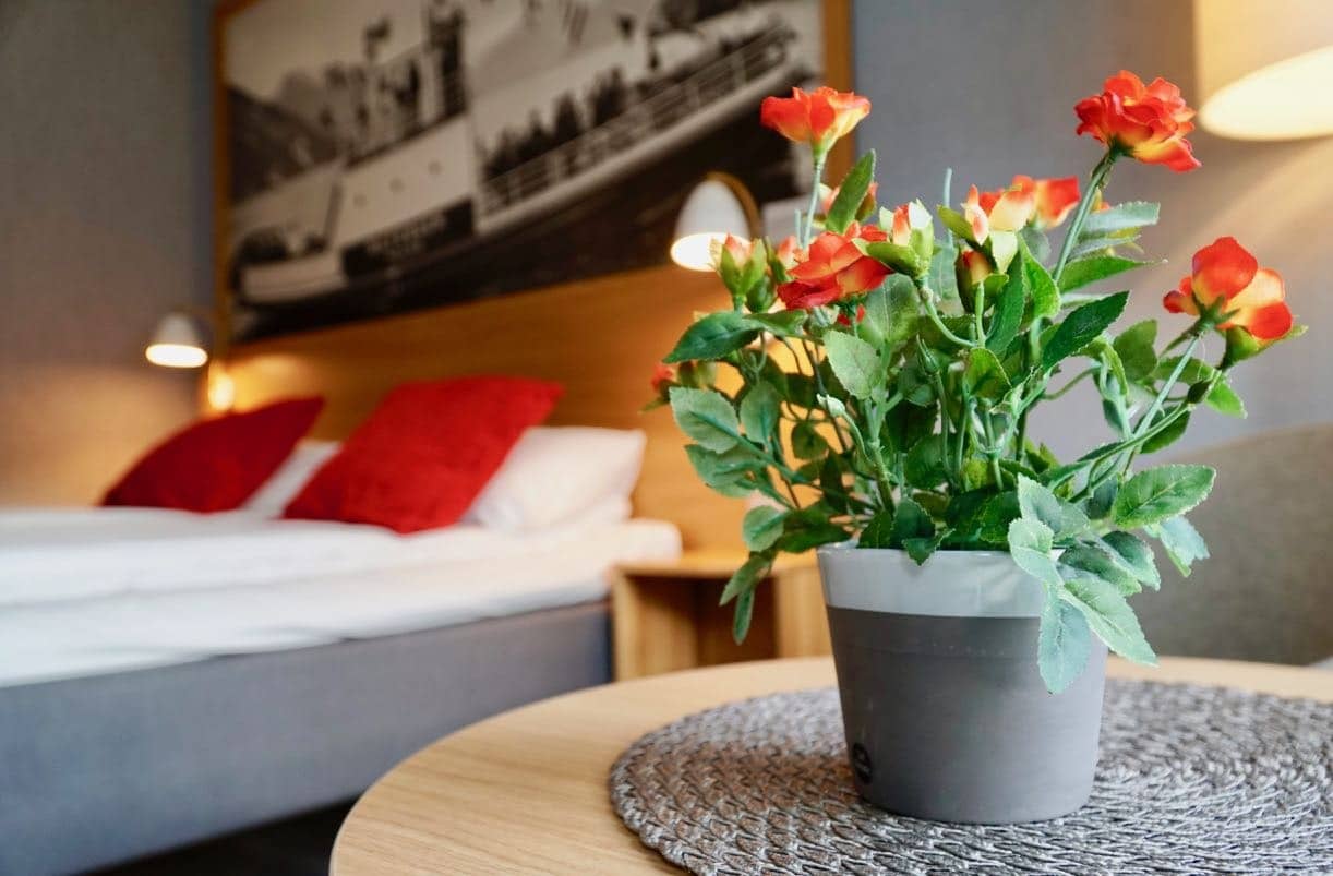 Valldal Fjordhotell room flower review