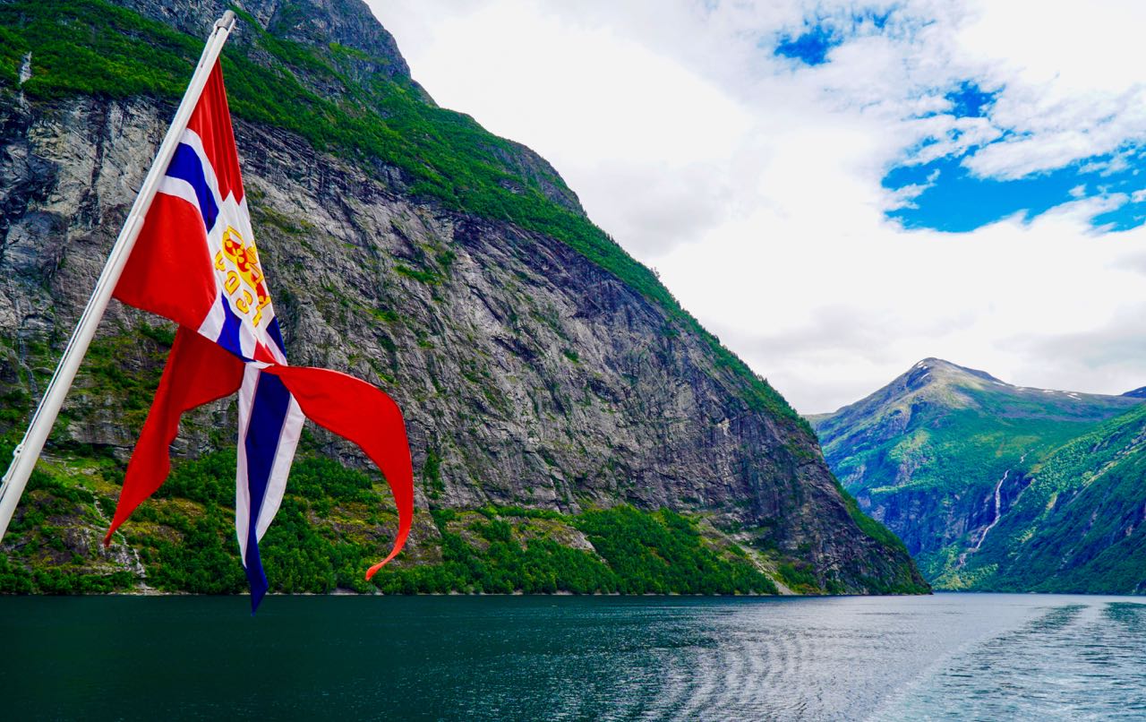 Reiserute bilferie Norge Hurtigruten MS Polarlys Geriangerfjorden