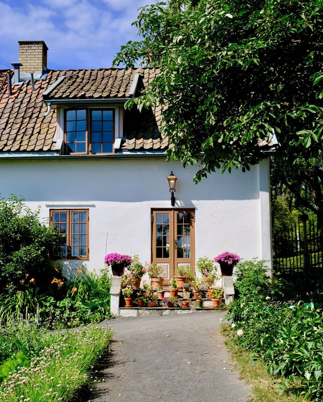 Helgøya Hovelsrud farm historic garden pots flowers review