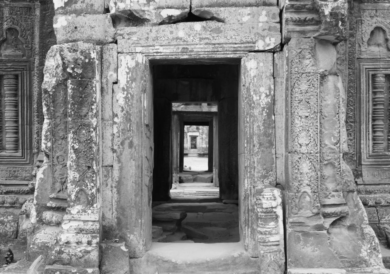 Ta Promh Tempel svart hvitt dører Angkor Kambodsja Siem Reap anmeldelse