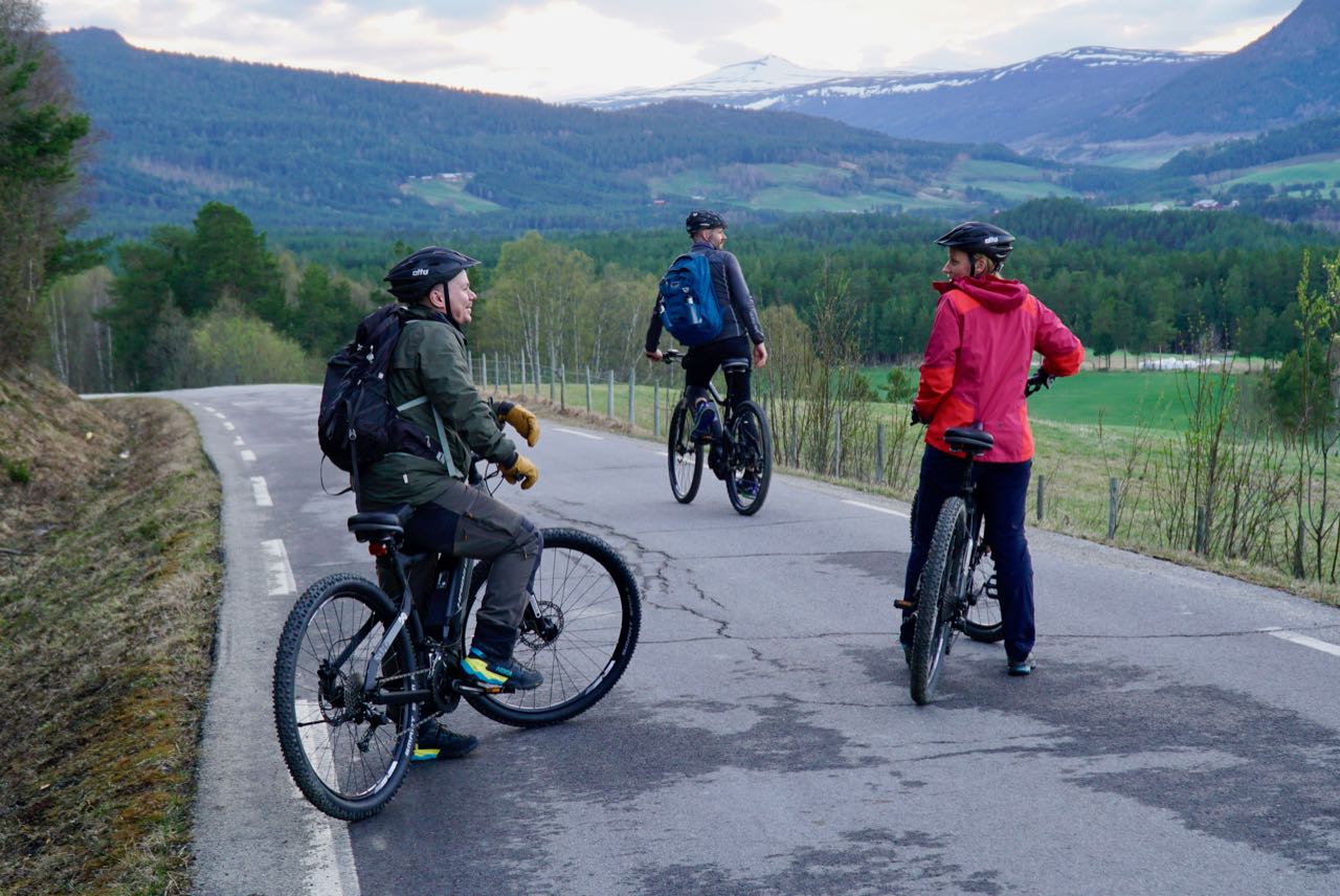 Hyggelig selskap og flunkende nye sykler. Elgsafari på elsykler Dovre