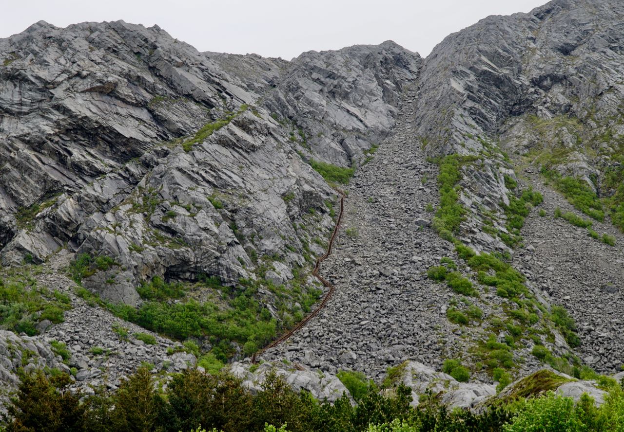 Vegatrappa (Vega stairs) up to Ravnfloget mountain