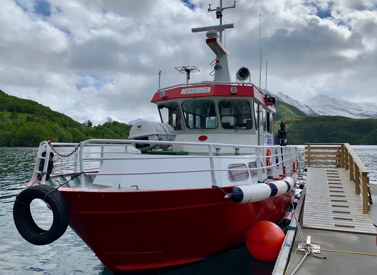 Isprinsen boat over Holands Fjord tilSvartisen skyss boating company