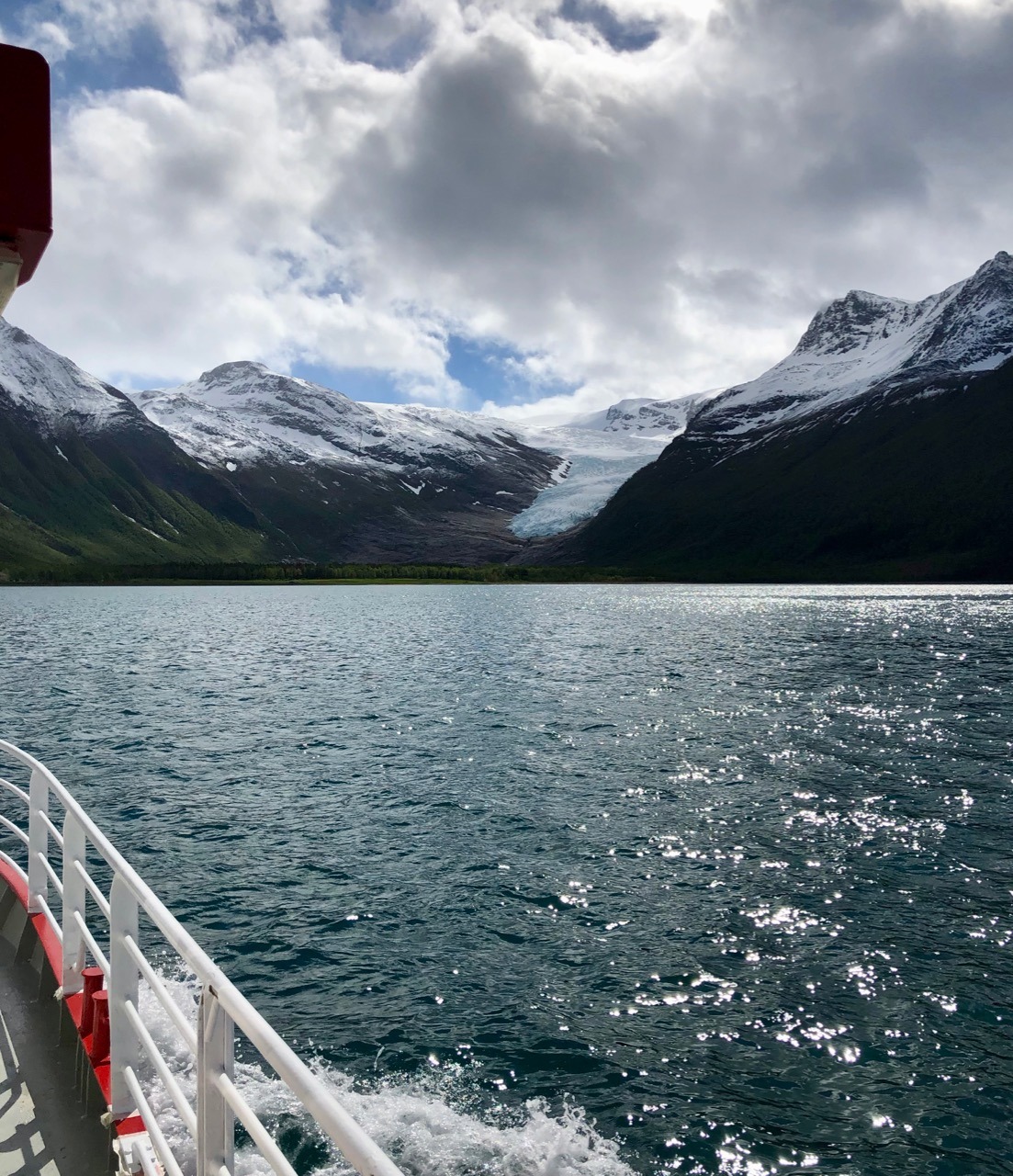 Svartisen tilSvartisen glacier view from Isprinsen boat shuttle