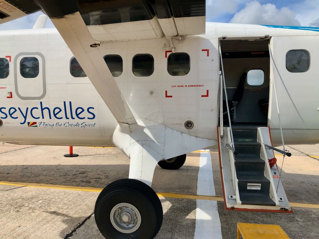 Review Air Seychelles Mahe Praslin boarding