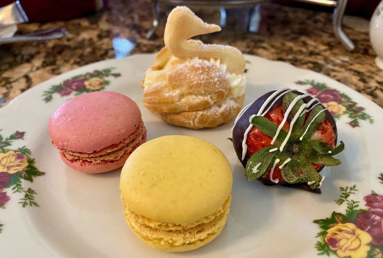 Macrons Strawberry Eclair Disney’s Grand Floridian Resort & Spa Orlando review