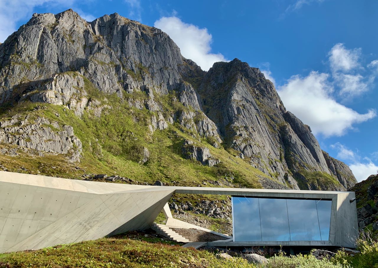 nasjonal turistveg andøya toalettbygning og fjell
