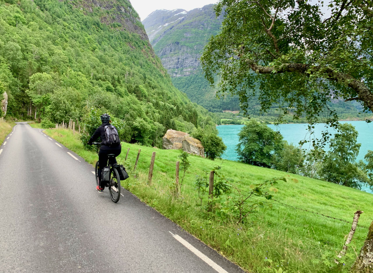 Biking Lovatnet