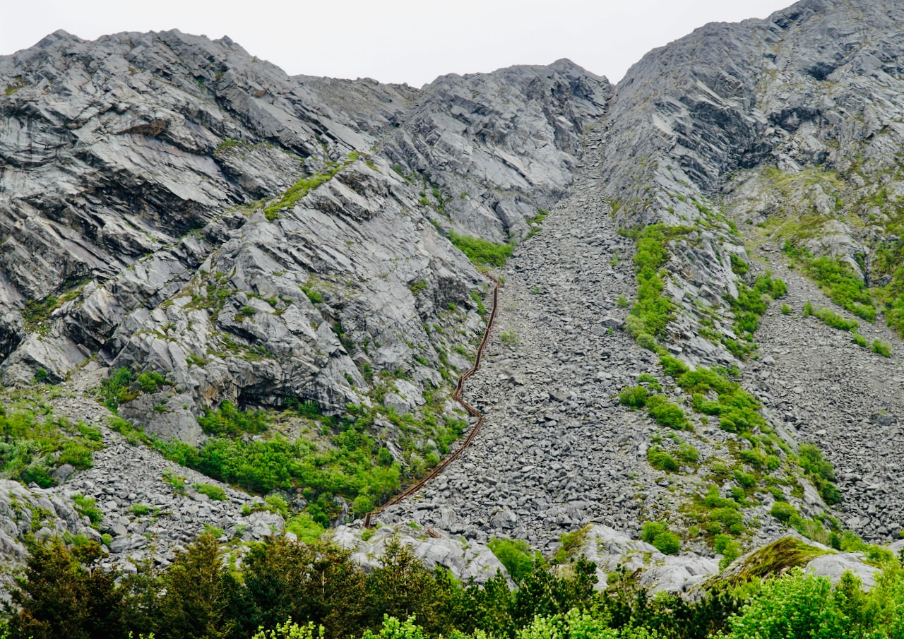 RAVNFLOGET (Nasjonal turistveg Helgelandskysten): Vegatrappa går opp til toppen av Ravnfloget.