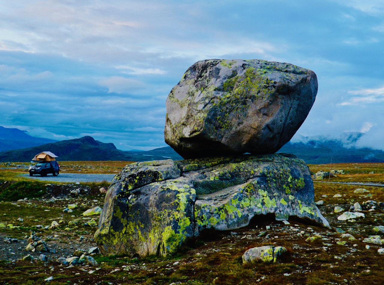 STEINPLASSEN (Nasjonal turistveg Valdresflye): Kunstverket «Rock on Top of Another Rock”.