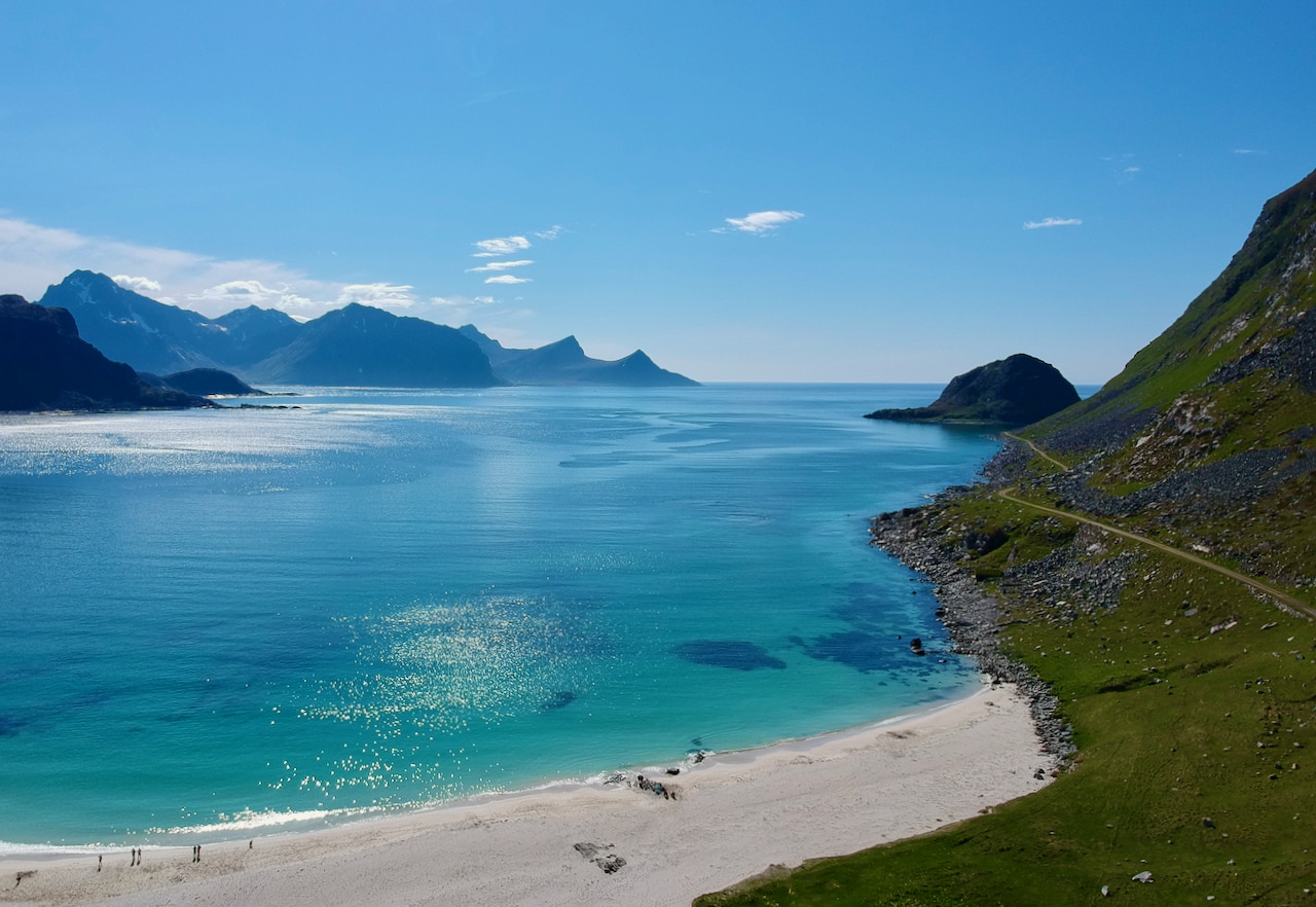 HAUKLANDSTRANDA (Nasjonal turistveg Lofoten): Fra fjellet Mannen ser man rett ned på den smellvakre Hauklandstranda.