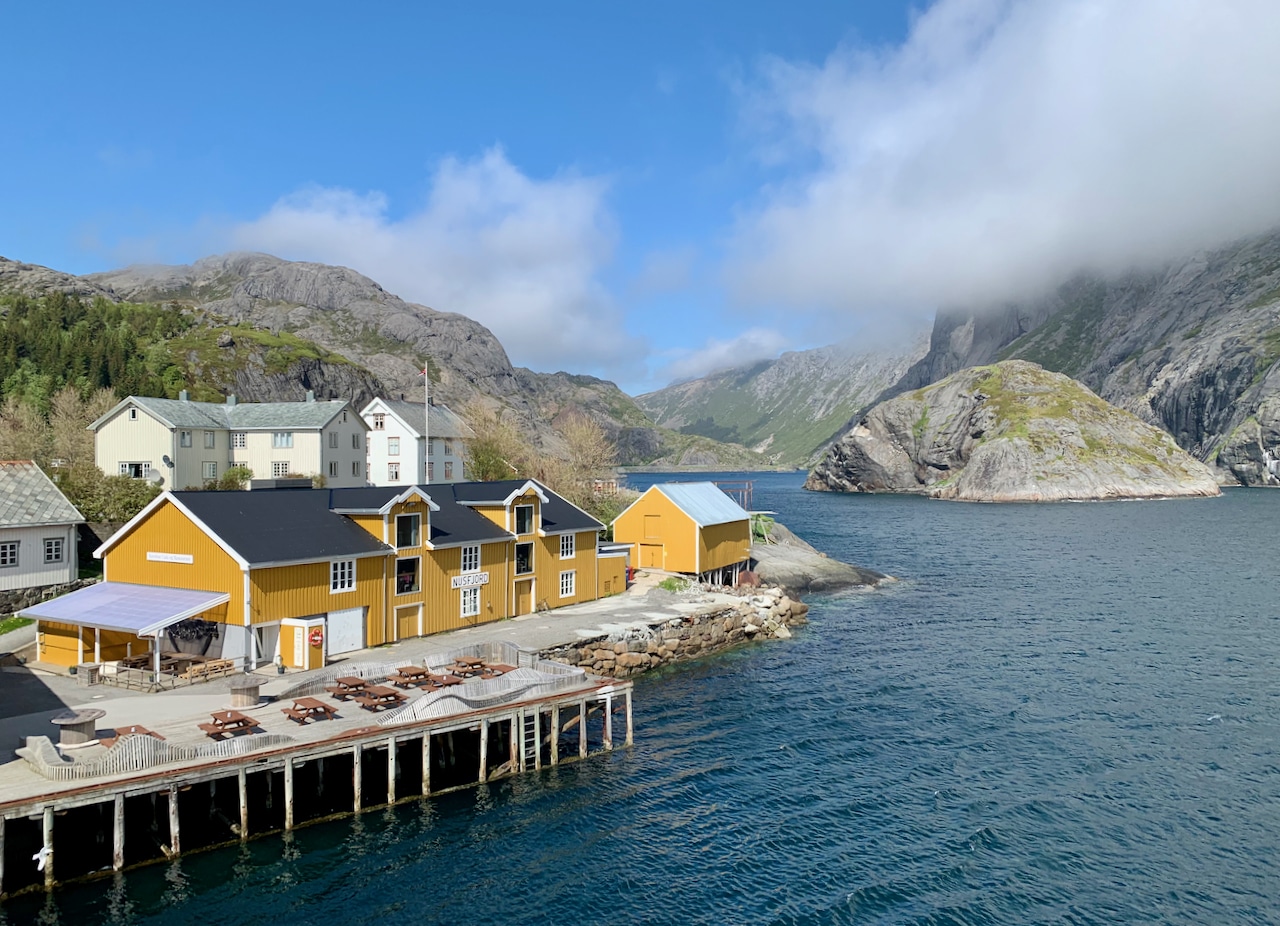 NUSFJORD (Nasjonal turistveg Lofoten): Idylliske Nusfjord har både overnattingsmuligheter, restaurant, kafé og spa.