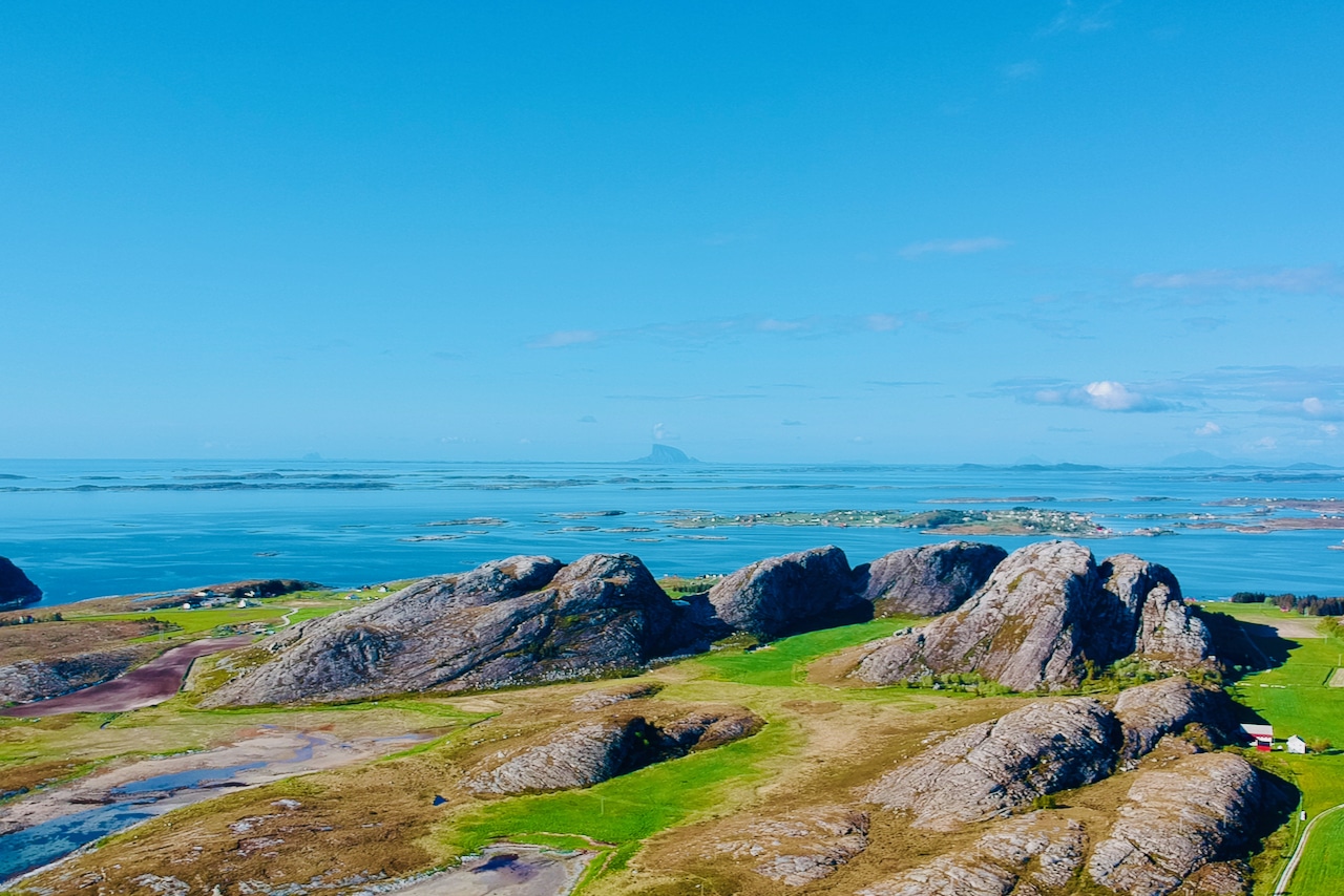 HERØY (Norwegian Scenic Route Helgelandskysten): The archipelago along the Helgeland coast offers great conditions for cycling with its low-traffic roads.