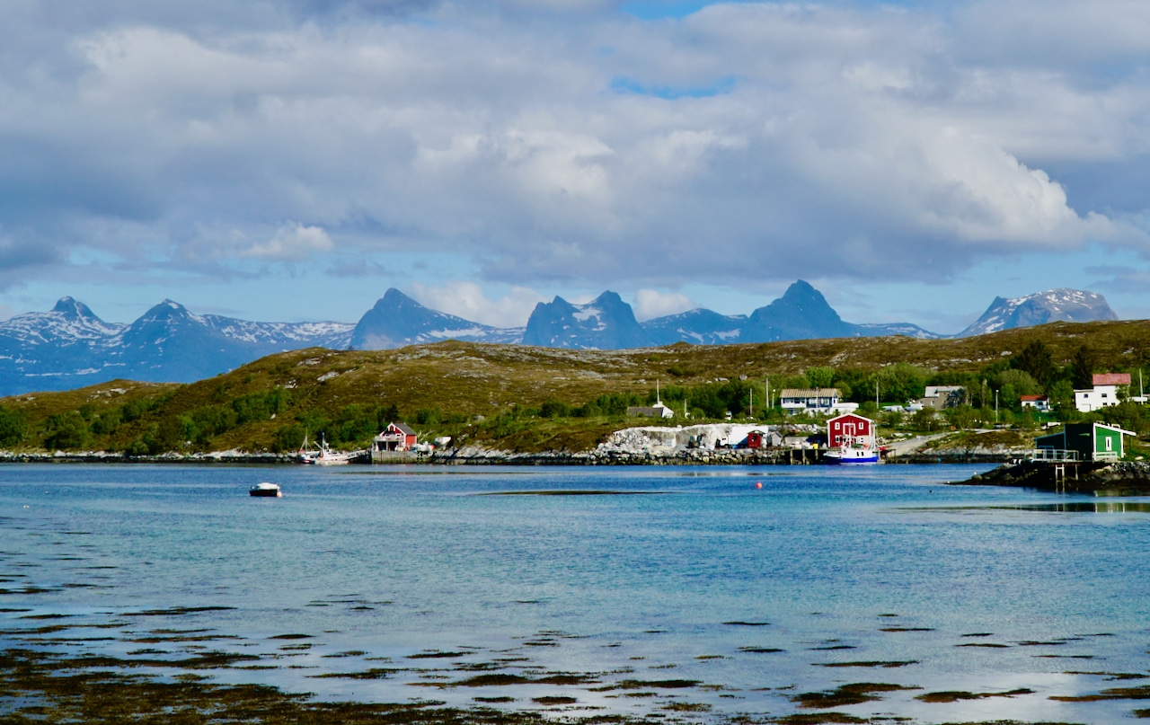 HERØY (Nasjonal turistveg Helgelandskysten): Fra Herøy kan man se den ikoniske fjellrekken De Syv Søstre.